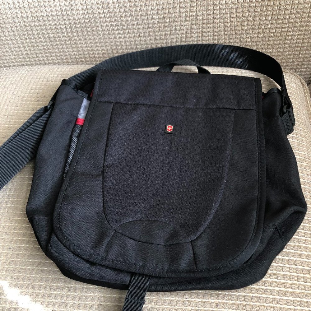Victorinox Swiss Army Black Messenger Bag Gem